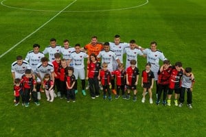 El plantel de Colón junto a los chicos que ingresaron al campo de juego con los futbolistas sabaleros. Para los chiquitos, un día inolvidable.