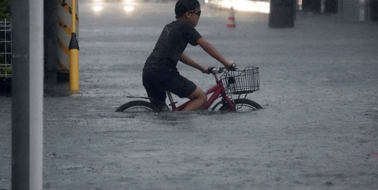 Millones de evacuados ante la llegada del tifón Dujuan a Japón