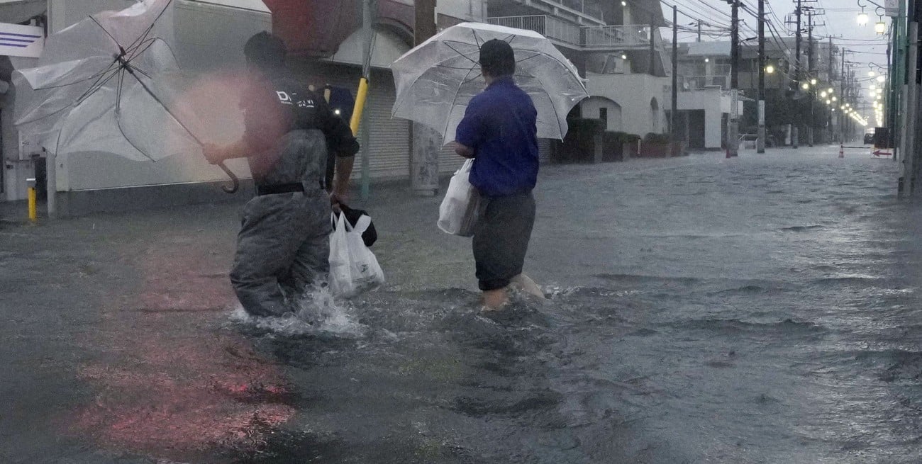 Lluvias récord e inundaciones en Japón tras el paso del tifón Dujuan