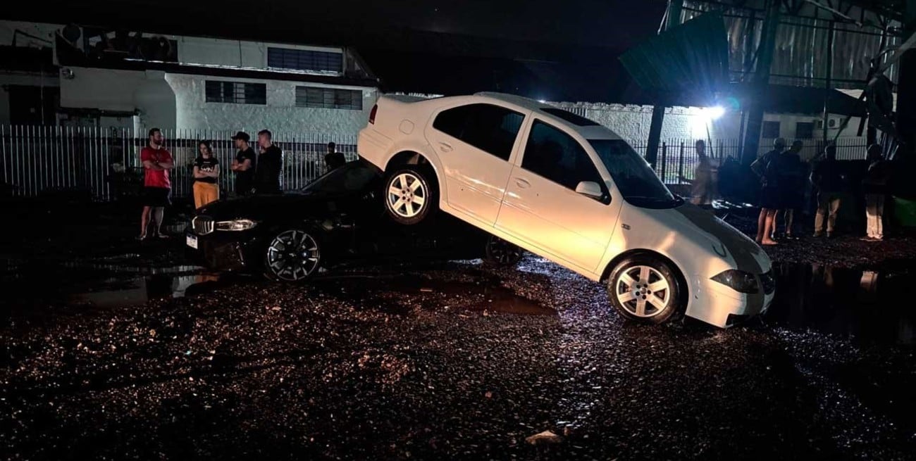 Increíble: el fuerte viento levantó un auto estacionado en una localidad del suroeste de Brasil