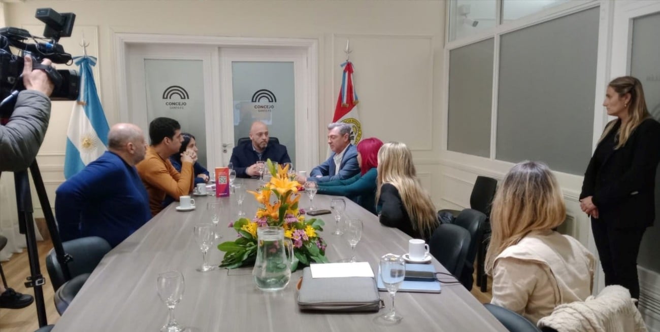 Reconocieron a Fernando Ferrara antes de la final de Las Leonas