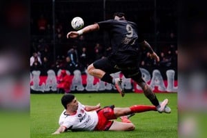 Colón volvió a la victoria con un 3-0 sobre Defensores de Belgrano Colón volvió a la victoria con un 3-0 sobre Defensores de Belgrano